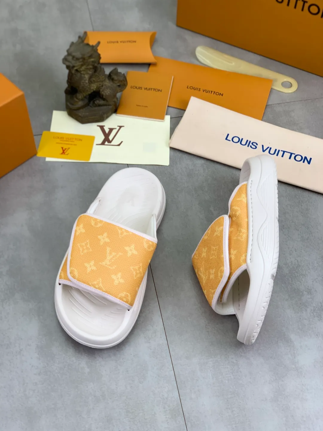 Men's shoes 💰P320💰【New style】🆘 Original quality 【LOUIS VUITTON】The popular Louis Vuitton LV men's slippers on the official website are on sale simultaneously! Original fabric imported from Italy. Original bottom provided by the original factory. Number of yards: 38-44 (customized to 45). Multiple colors to choose from. Fully packaged drawer box.